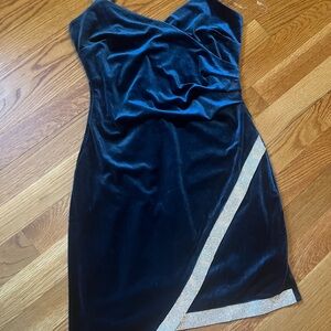 Elegant dark green Velvet Dress with gold Accent， perfect for homecomings